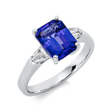 Ring 18 kt WG, 4 Trap. 0,15 ct, TW-si, 1 Tansanit 2,34 ct blau