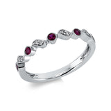 Ring 18 kt WG, 8 Brill. 0,04 ct, TW-si, 5 Rubine 0,17 ct rot