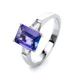 Ring 18 kt WG, 4 Trap. 0,14 ct, TW-si, 1 Tansanit 2,08 ct blau