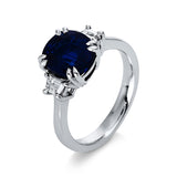 Ring 18 kt WG, GRS2015-081603, 2 Trap. 0,34 ct, TW-vsi, 1 Saphir 4,10 ct blau